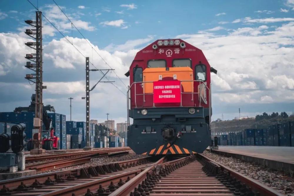 从昆曼公路到中老铁路,深耕跨境物流领域20余年的黄红星对这条国际大