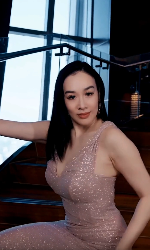 51岁钟丽缇疑似怀四胎!和俩女儿互动称有弟弟,穿礼裙身材仍丰腴