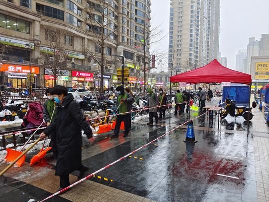 郑州市未来路街道:他们在核酸检测中筑牢疫情防线_腾讯新闻