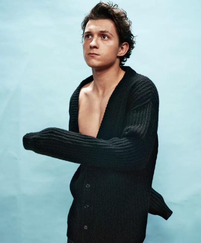 26岁荷兰弟拍性感写真只穿外套秀胸肌小娇妻的样子让人印象深