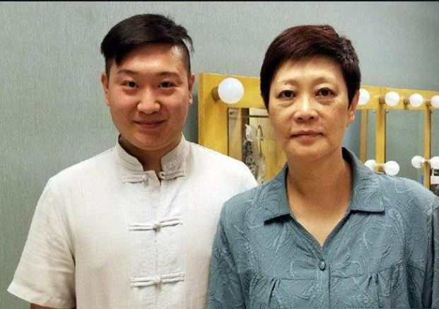 她是小品界一姐丈夫却爱上叔叔侯耀文妻子婚姻破碎后现状凄惨