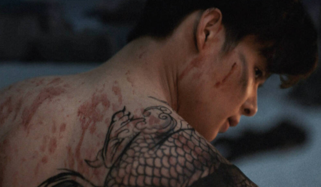 《沙海》全52集内容中有24集都是张铭恩的戏份,一些主角的挂逼设定和