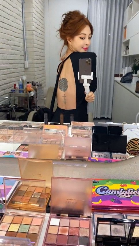 女星韩艺瑟直播大秀事业线应粉丝要求大展胸前纹身引争议