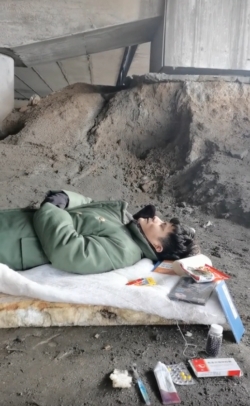 反而还欠债7位数,穷困潦倒连三百块都拿不出来,只能住在桥洞下