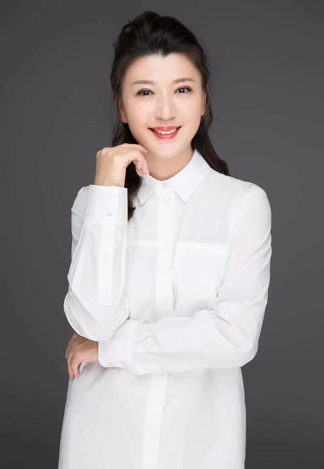 演员闫学晶,45岁在剧组意外怀孕,儿子劝她生下来
