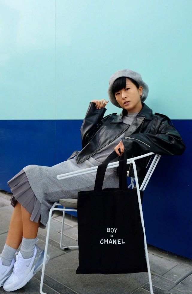 徐濠萦的时尚看不懂,从里花到外不算啥,红凉鞋配白袜子才辣眼睛