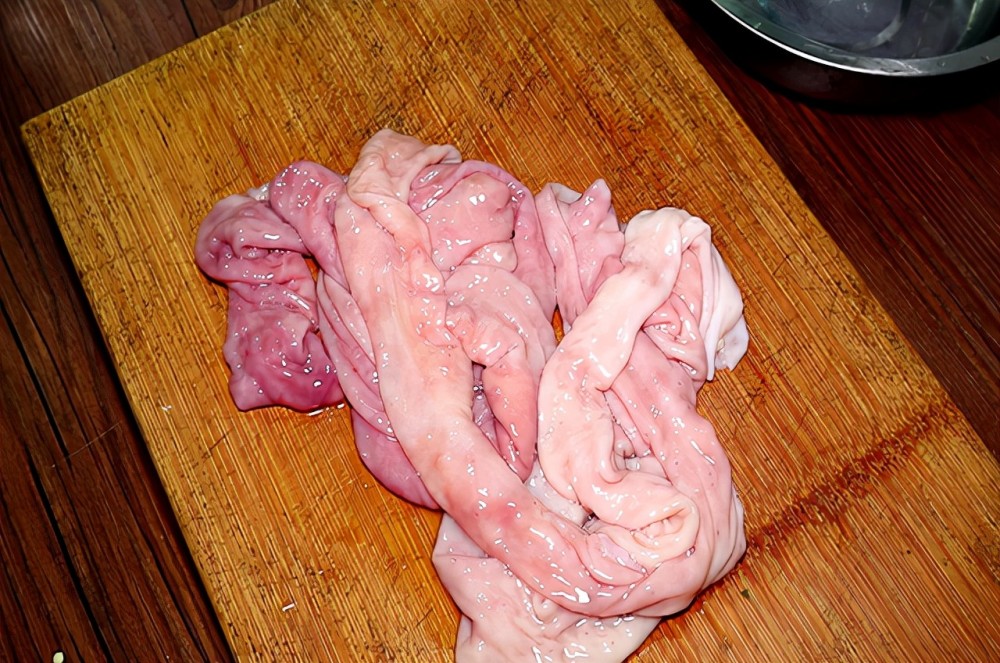 洗猪大肠时用盐还是用碱饭店大厨都不对教您正确做法