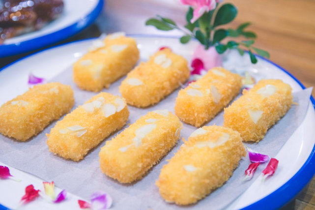 杏仁炸牛奶—炸牛奶是顺德的传统特色美食,没吃过的必点,它被称为岭南