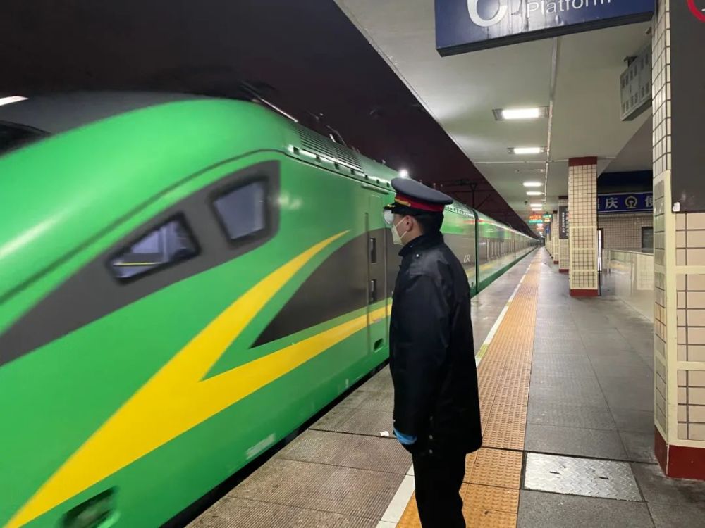 d9772次起始站为广州东站,沿线停靠长沙,益阳两站,终点站为常德站