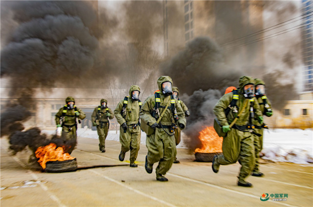 高清大图丨直击武警防化兵训练现场