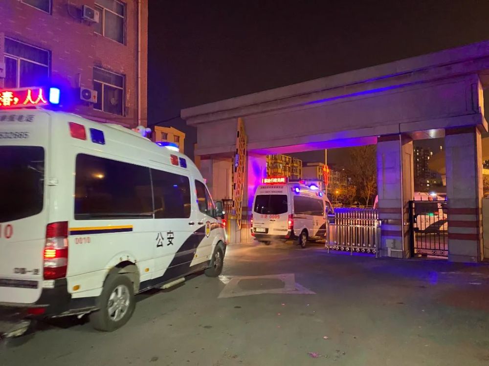 号车三中队中队长鹿明涛特警支队五大队记者跟随长春市公安局晚上七点