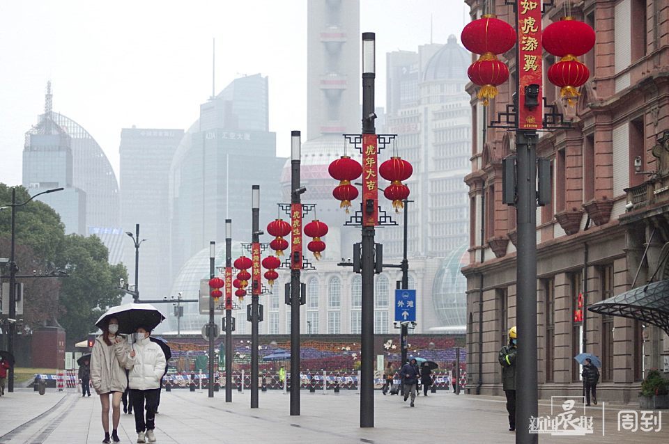 年味儿越来越浓南京路步行街东拓段挂上大红灯笼迎新春晨镜头