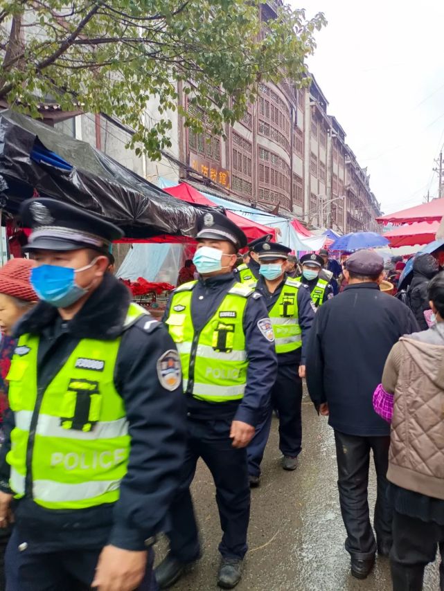 1月25日,逢山江鎮趕集,山江派出所組織民輔警在集市中的重點攤位,重點