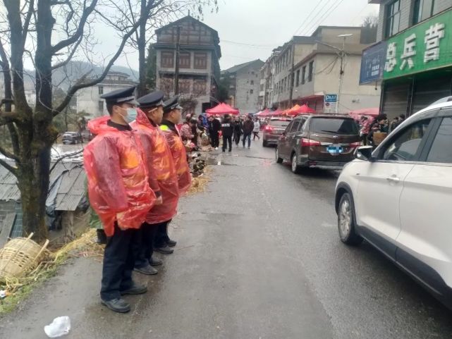 1月25日,逢山江鎮趕集,山江派出所組織民輔警在集市中的重點攤位,重點