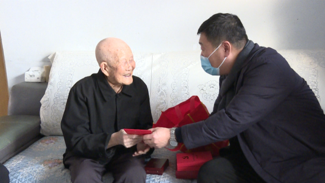 在县人武部和武警中队,刘淼群详细了解部队建设及官