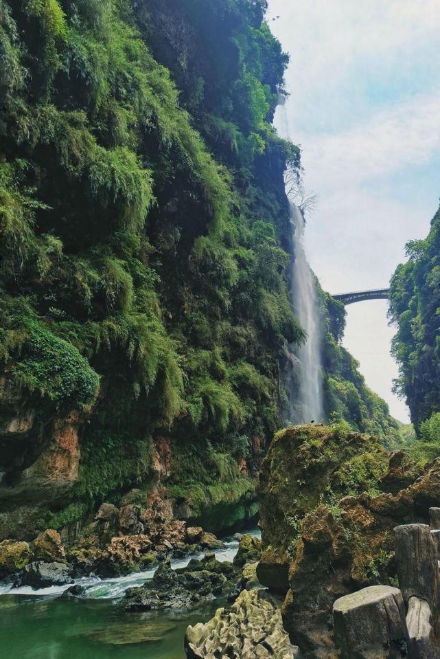 1999年,贵州马岭河风景区缆车高空坠落,幸存儿被韩红养成帅哥