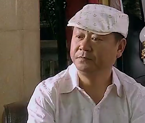 其实王木生本身就像是个扮丑的角色,外表上看起来憨憨的,又不得父亲