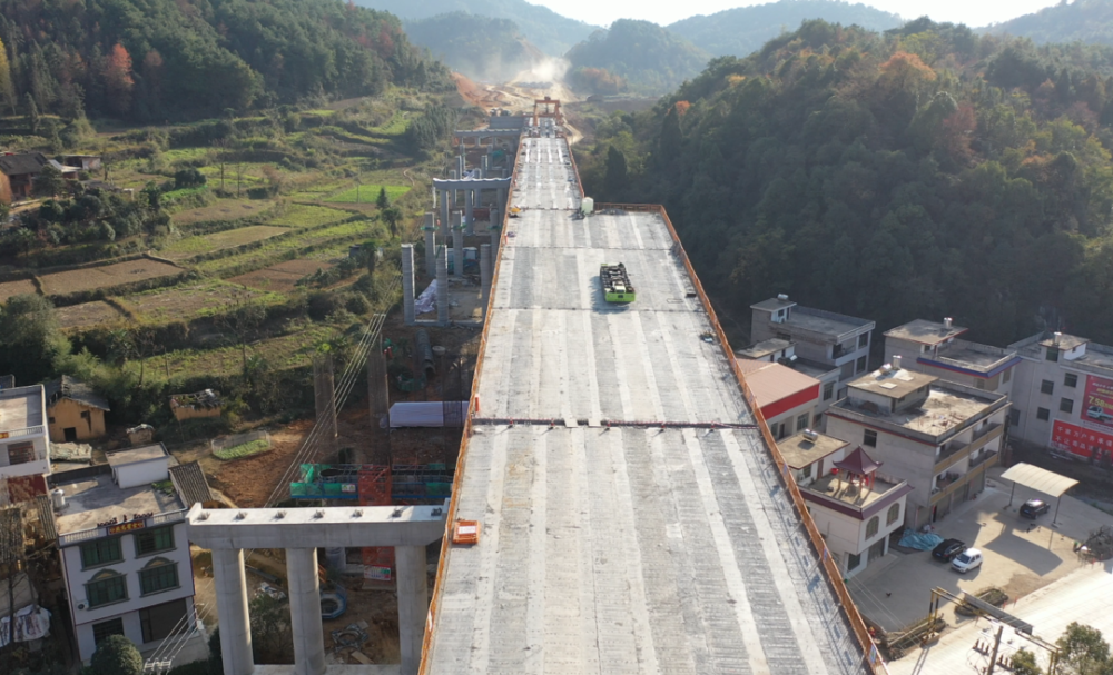 白新高速部分工人春节期间坚守岗位争取早日建成通车