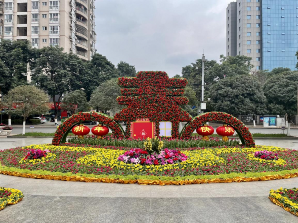 字鲜花造型,家,春联,灯笼等元素体现春节回家的温馨主题,配置的草花以