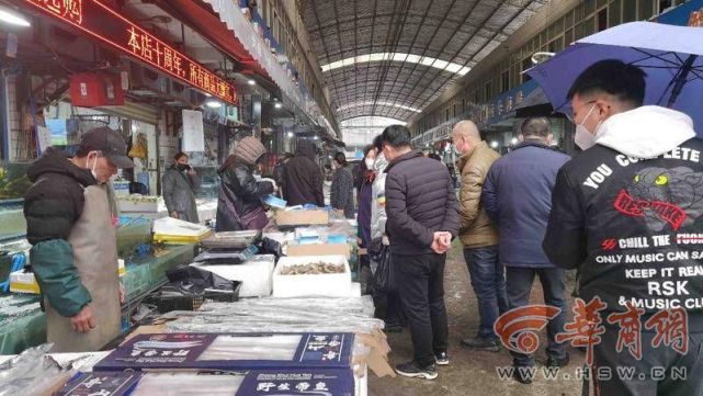 1月26日,西安市西部欣橋農產品物流中心,市民紛紛採購年貨,尤其肉攤前