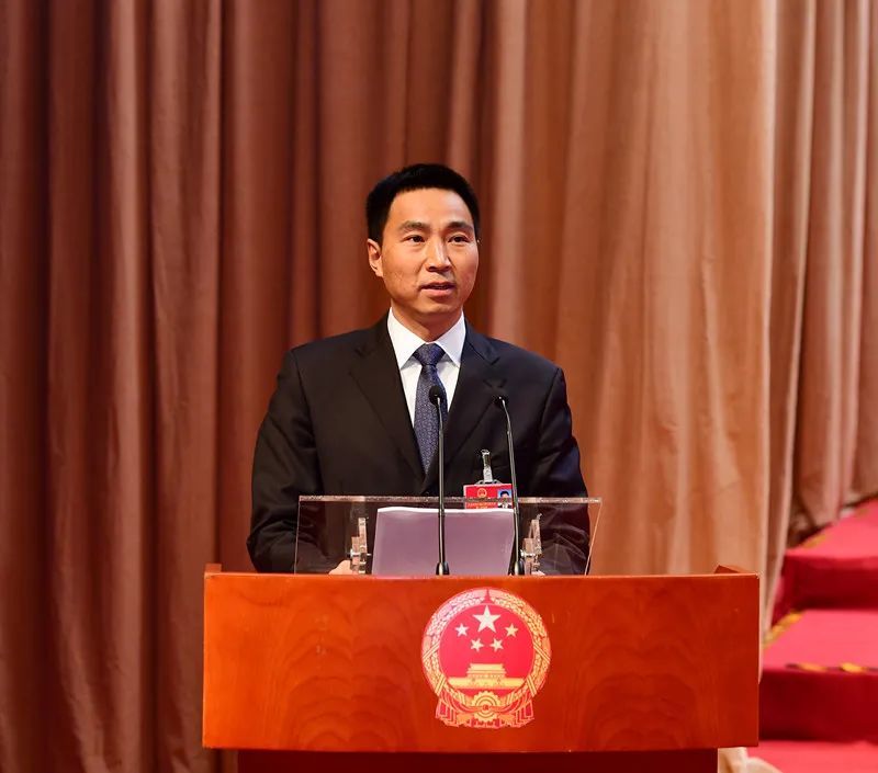 下午3时,聂涛宣布大会开幕.全体人员起立,奏唱中华人民共和国国歌.