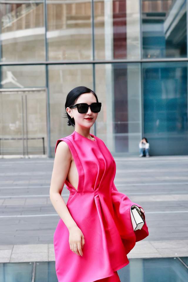 明明可以靠颜值她却选择了垃圾箱成都服装模特华丽转身环保女神