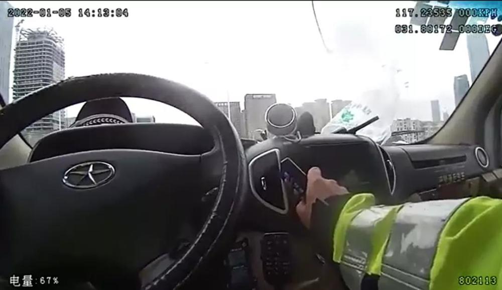 醒一醒不能睡疼晕在警车后座的他事后报警却要求