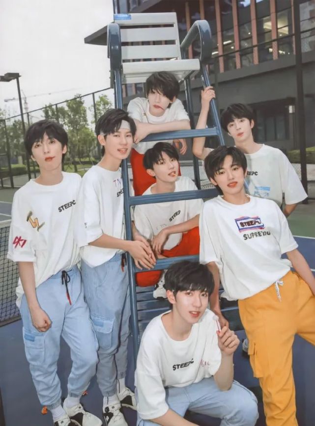 时代少年团合影壁纸:吃西瓜的小炸们好帅呀