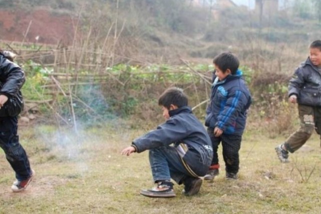 建议:取消农村过年燃放烟花爆竹的"禁令"