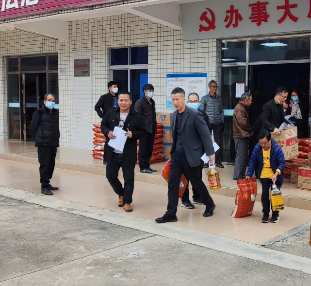 汕尾市城区教育局走访慰问金町村精准扶贫户