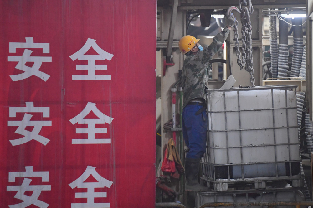 1月26日,中鐵十四局的工人在長沙市湘雅路過江通道北線隧道內作業.