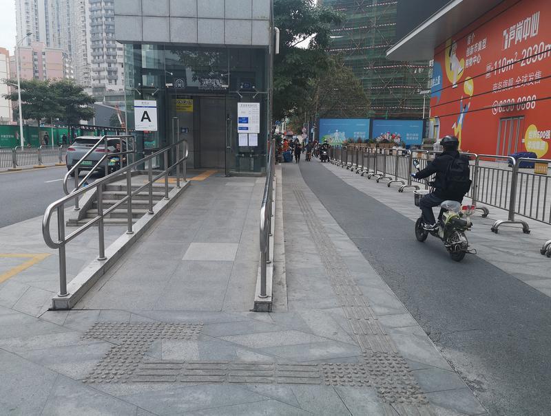 罗湖应用新型仿石盲道打造无障碍出行新体验