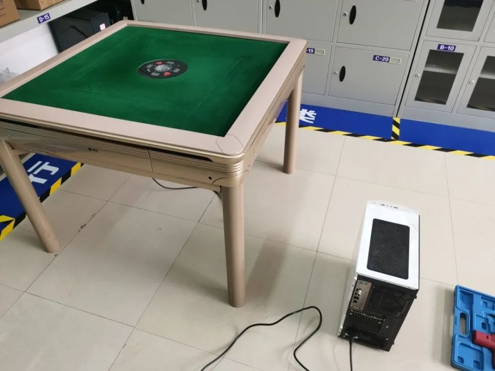 (陈某后台电脑作弊画面)陈某用软件的遥控器匹配了麻将机内的程序,将