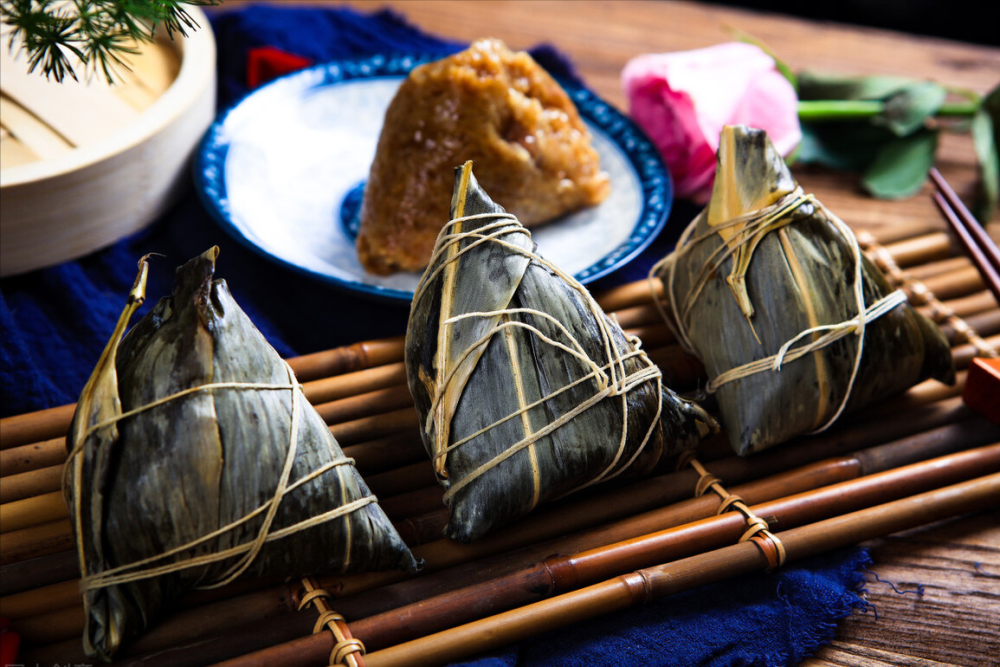 小年吃粽子,也叫年粽,这个和我们端午吃的粽子还不太一样,最大的差别