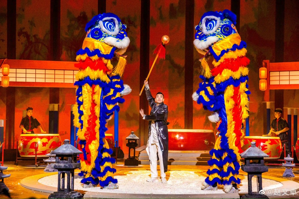 《南海醒狮》表演使用的是“新乐府”乐团制作的广东音乐“赛龙夺锦”。