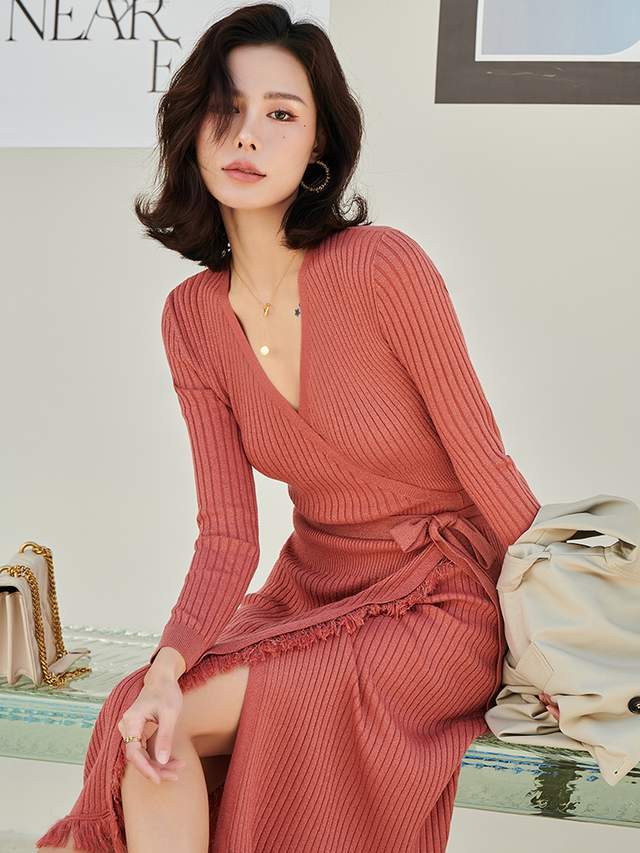 开春穿搭前瞻女性化设计的裹身裙系列穿搭