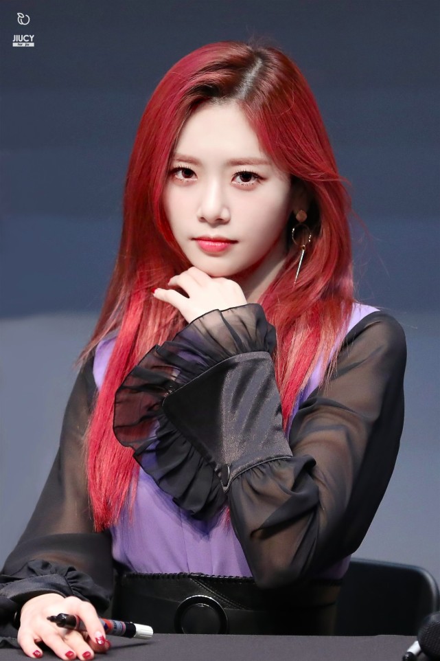 红发女爱豆,艳丽的红玫瑰