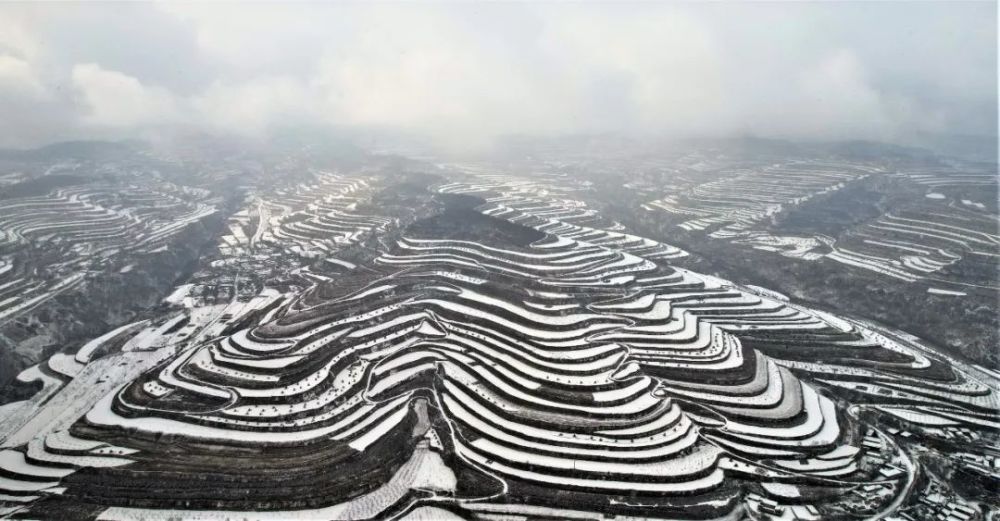 甘肃静宁雪落梯田美景如画