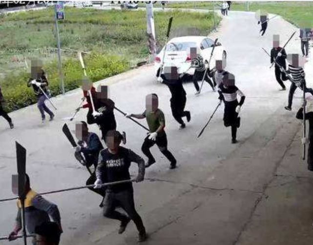 砍刀马冰冰为人狠毒,甚至连小孩子都不放过.