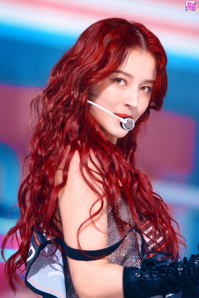 红发女爱豆,艳丽的红玫瑰