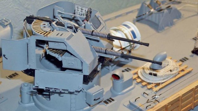 当年我国也引进了这种舰炮,并仿制称为61式高平两用舰炮.