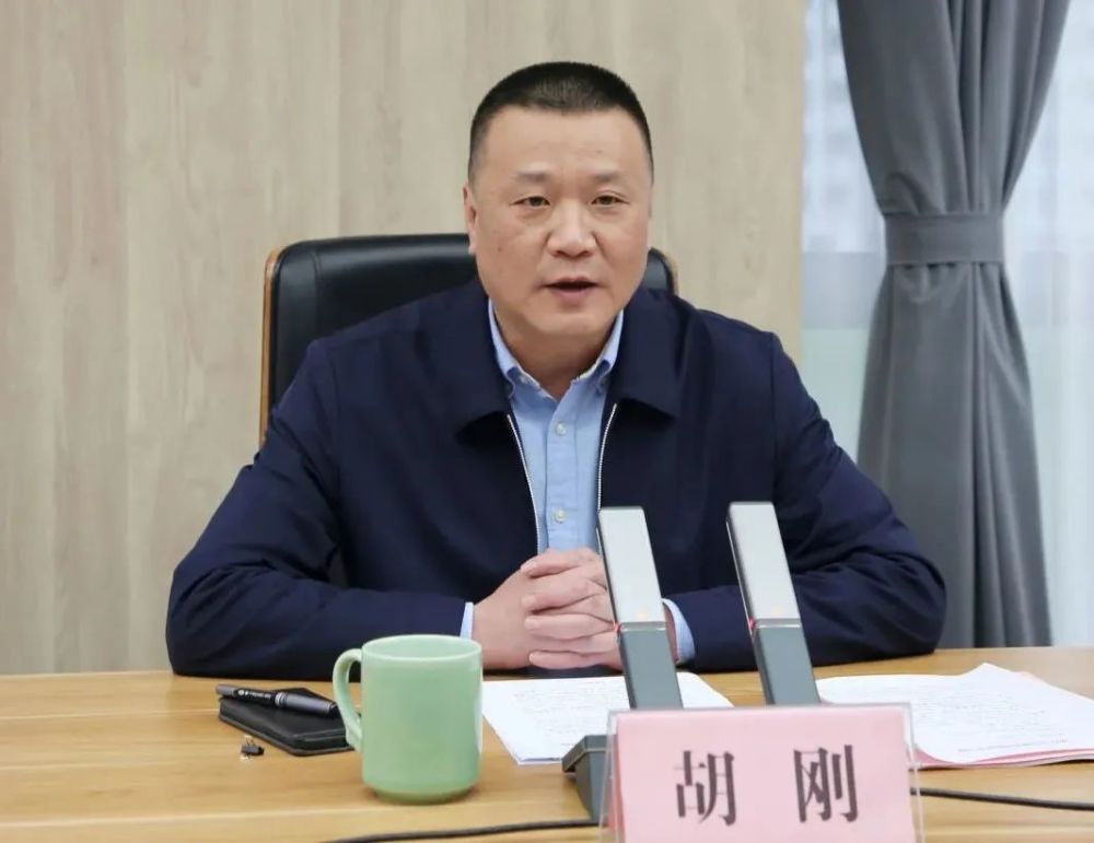 胡刚看到差距迈开步子管够服务