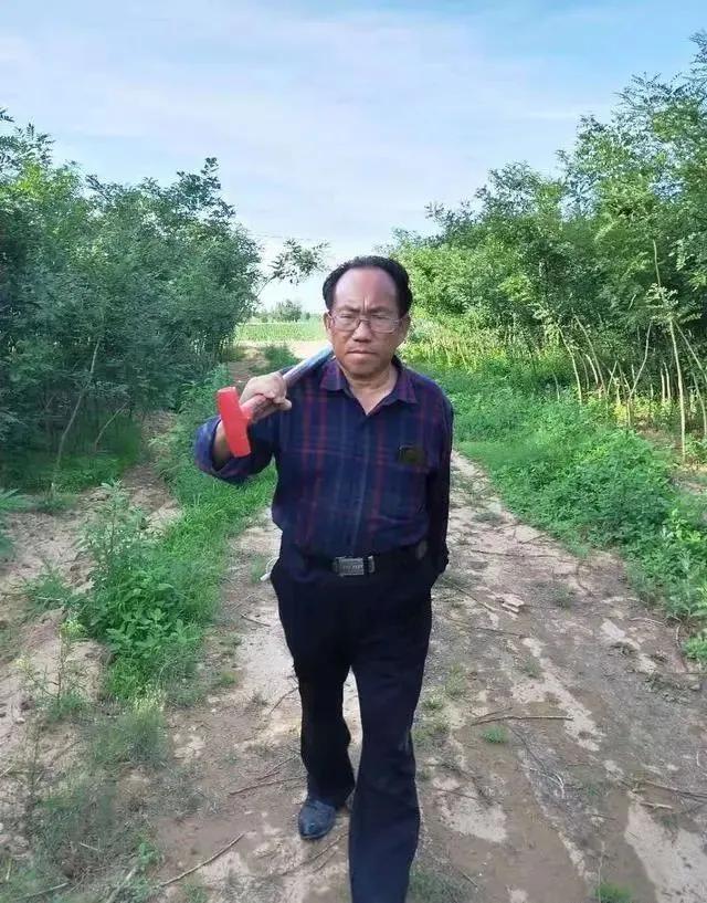 在他的身边人看来,孙国友就是个傻子,是败家子,是村里的笑话.
