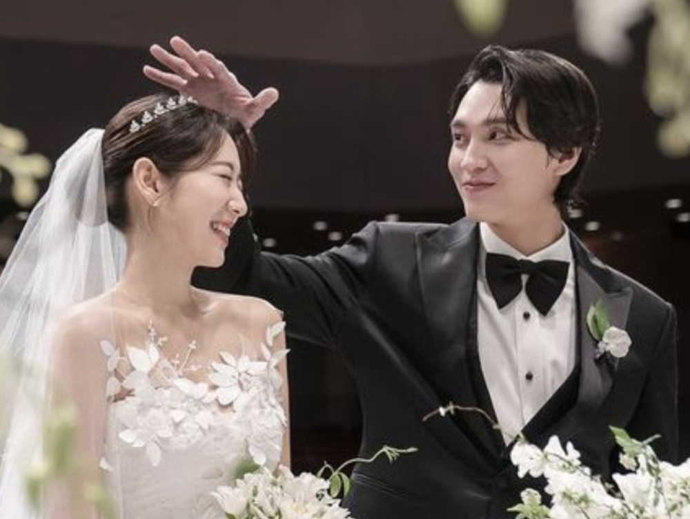 朴信惠晒婚礼现场照被崔泰俊宠溺摸头与丈夫四目相对笑容好甜