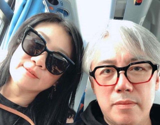 54岁张宇将复出改变歌唱方式头发全白照片曝光与老婆12岁相识