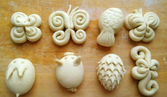 蒸馒头,要嘛就是给馒头做各种动物的造型,村里人称其为"剪燕燕".