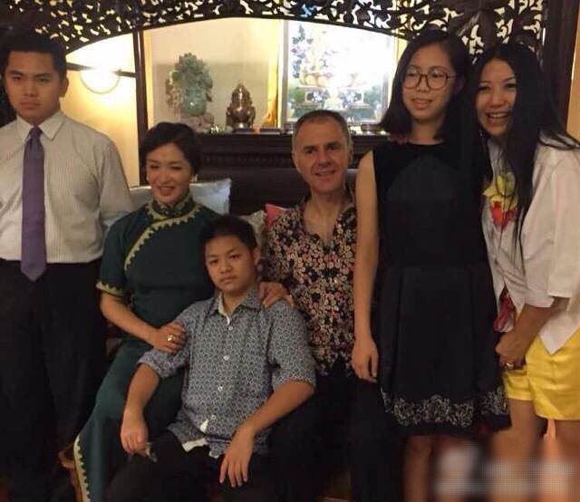 金星35年后重游凡尔赛宫,晒合影示爱汉斯,夫妻气质相投十分般配