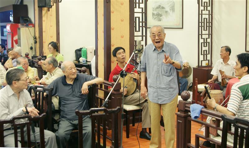 一阵欢声笑语后,我们继续赶路,到了上海人民艺术剧院附近袁一灵大师家