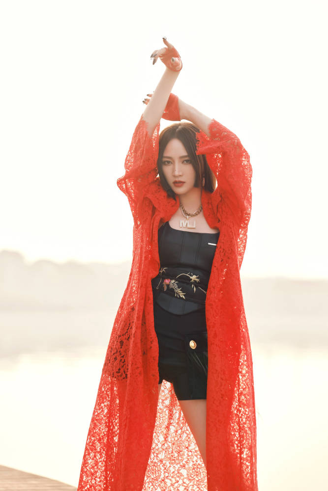 孟佳身穿红衣尽显飒爽风范 妆容精致眼神魅惑勾人