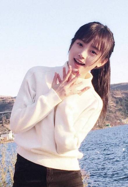 鞠婧祎10年前旧照释出淡妆出镜清纯甜美